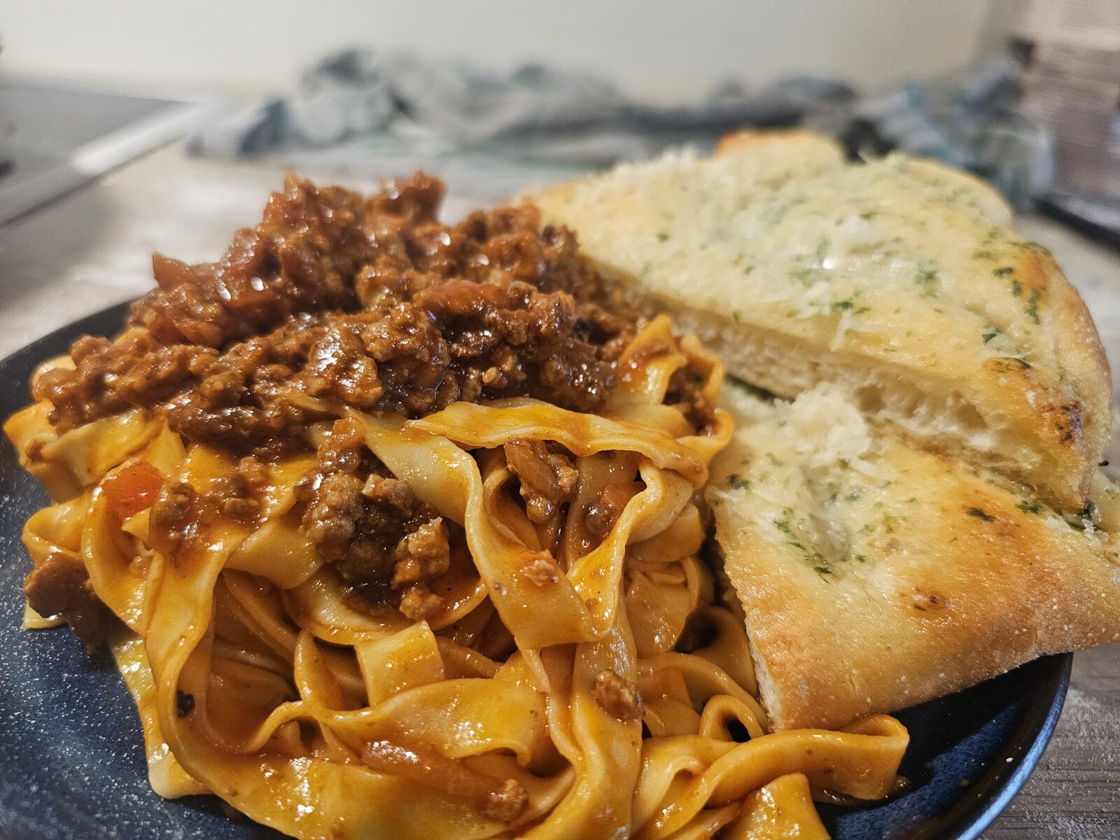 Pappardelle med kjøttsaus og hvitløksbrød