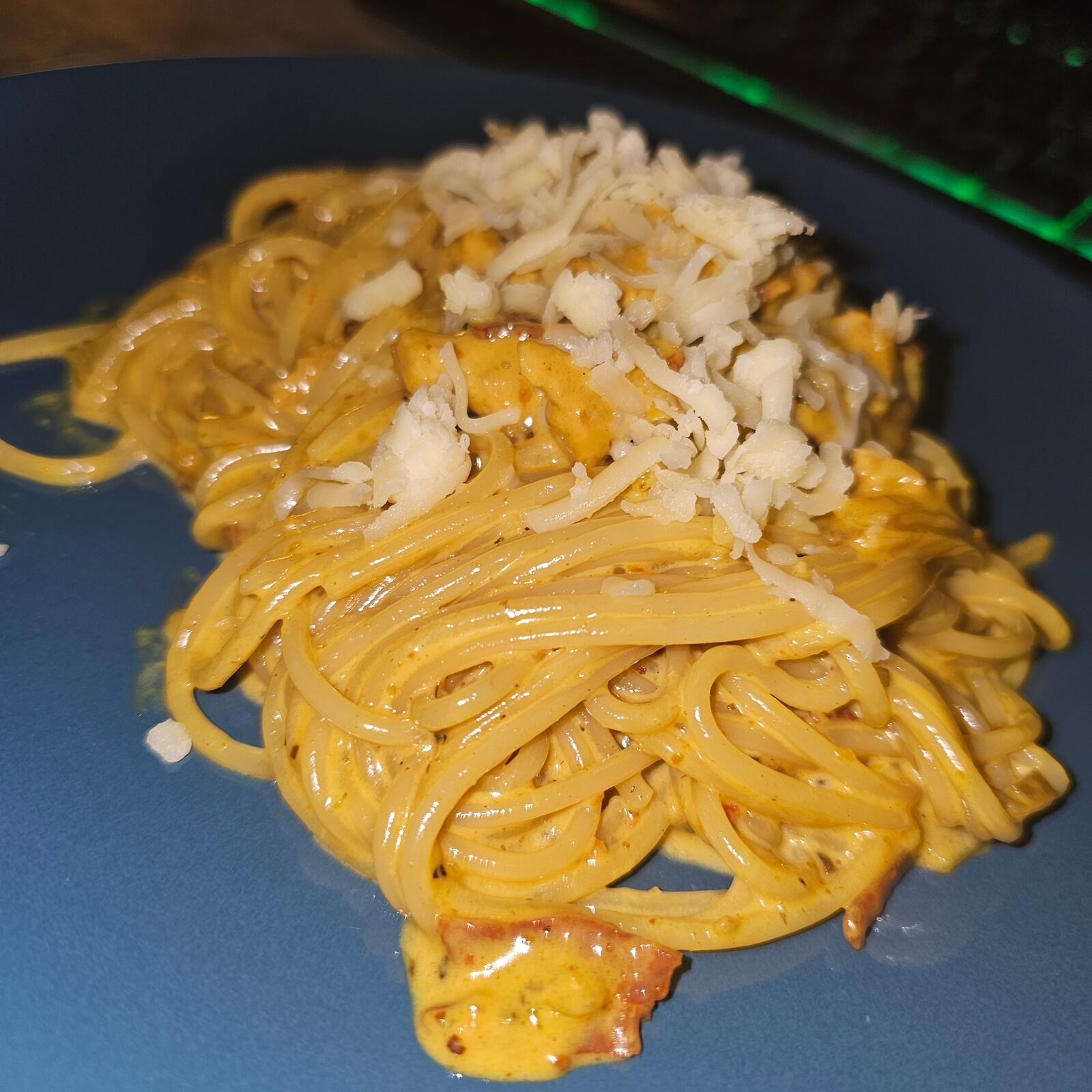 Kremet pasta med kylling og revet ost